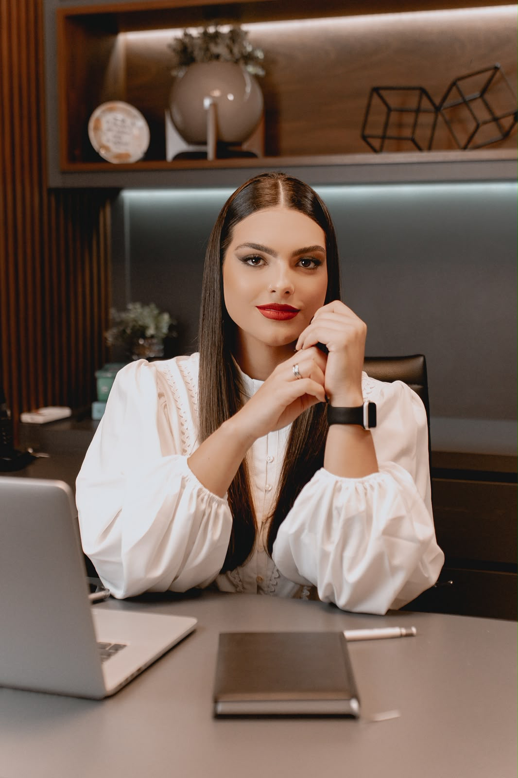 Paula Camargo em seu escritório