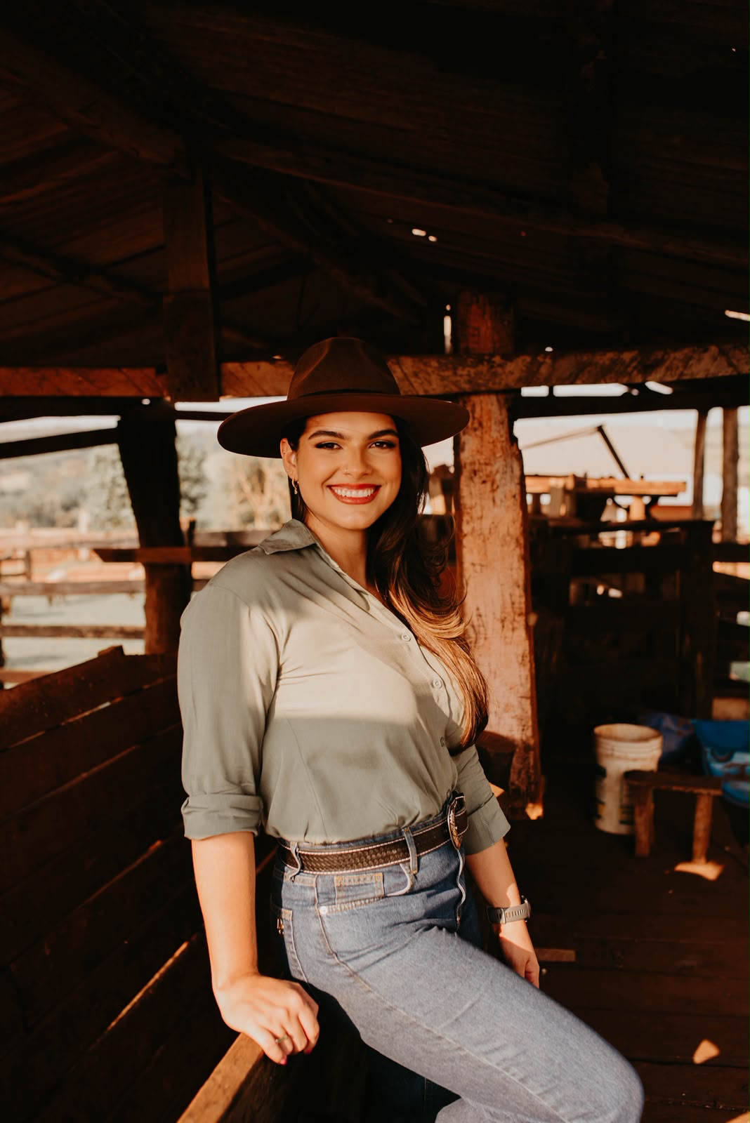Paula Camargo no curral de uma fazenda