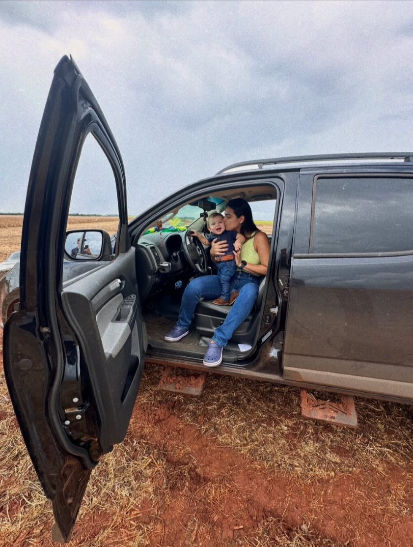 Paula Camargo com seu filho em uma propriedade rural